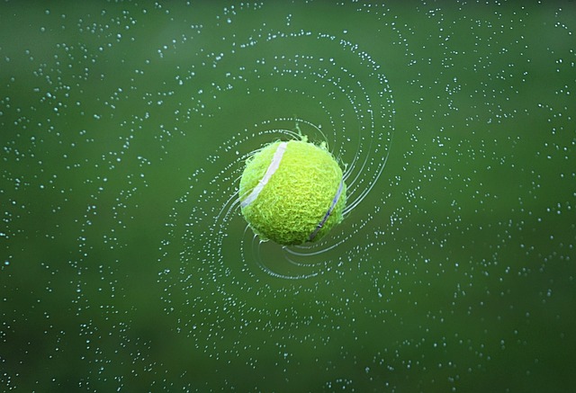 回転するテニスボールの写真